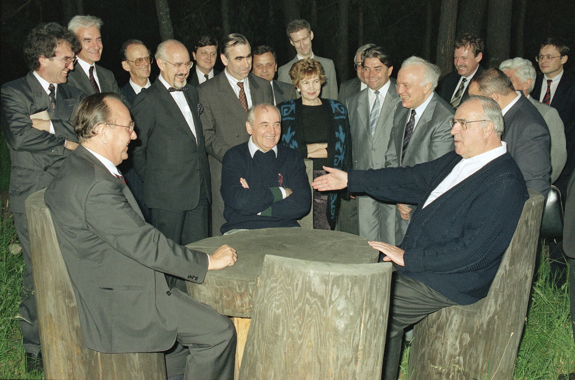 Встреча президента СССР Михаила Горбачева, канцлера Германии Гельмута Коля и министра иностранных дел Ганса-Дитриха Геншера. 17 июля 1990 года  - РИА Новости, 1920, 14.06.2022