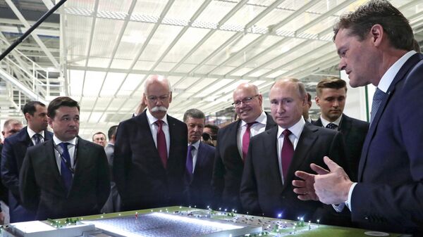 Президент РФ Владимир Путин принимает участие в церемонии открытия завода по производству легковых автомобилей Мерседес-Бенц концерна Daimler