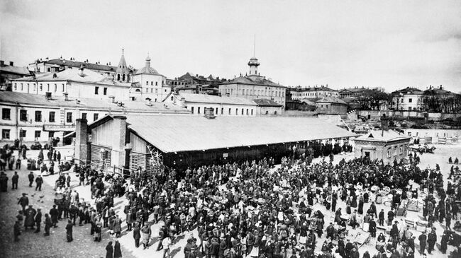 Старая Москва. Биржа труда (под навесом) и народная столовая на Хитровом рынке.  Фотография П.П. Павлова. 1913 год.