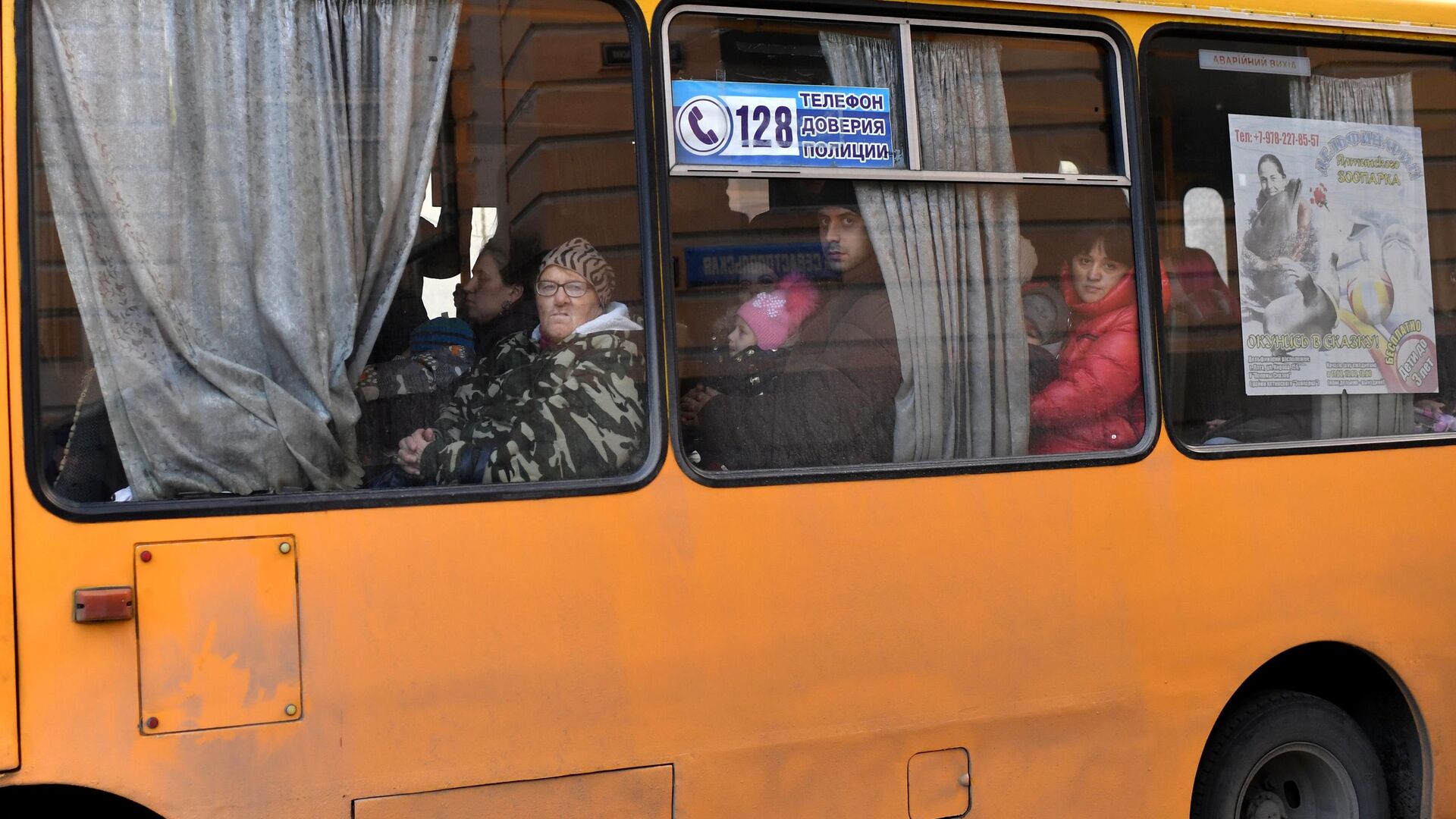 Пассажиры в автобусе - РИА Новости, 1920, 13.05.2022