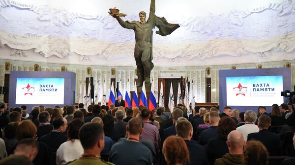 Президент РФ Владимир Путин во время осмотра Музея Победы на Поклонной горе перед торжественном открытии всероссийской акции Вахта памяти -2019