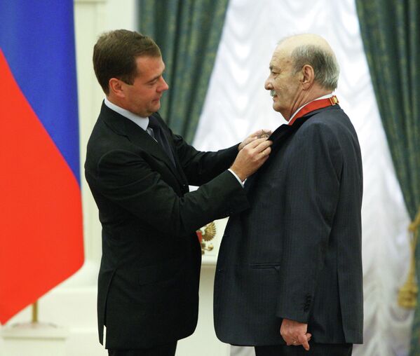 Президент России Дмитрий Медведев наградил орденом За заслуги перед Отечеством второй степени кинорежиссера Георгия Данелия