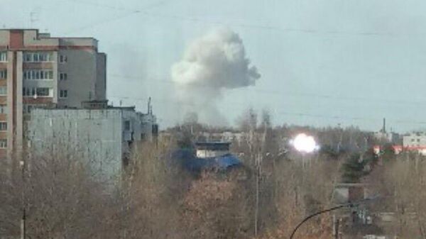 Дым от взрыва на заводе НИИ Кристалл в Дзержинске. 4 апреля 2019