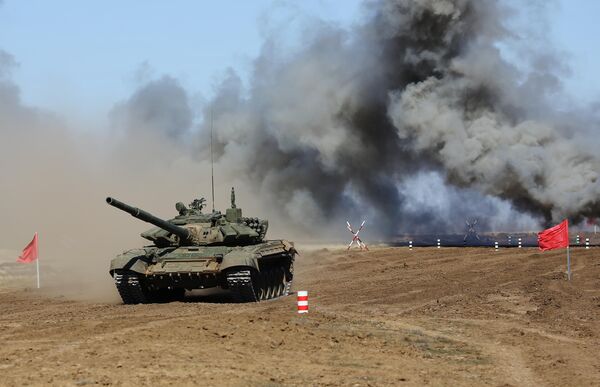 Танк Т-72 на дистанции Танкового биатлона на полигоне Прудбой в Волгоградской области