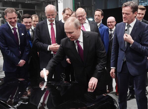 Президент РФ В. Путин принял участие в церемонии открытия завода по сборке автомобилей Мерседес-Бенц в Московской области