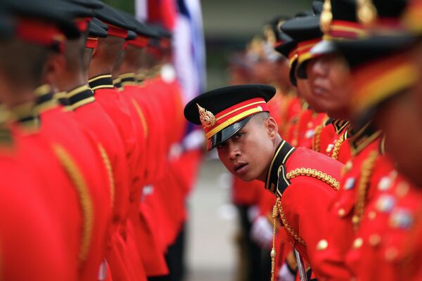 Почетный караул готовится к церемонии приветствия начальника армии Камбоджи в Бангкоке, Таиланд
