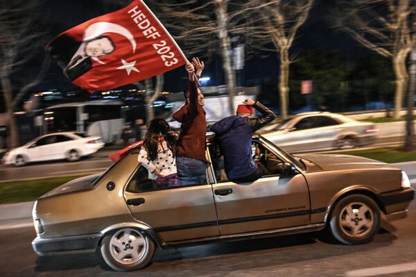 Сторонники партии справедливости и развития после местных выборов мэра в Турции