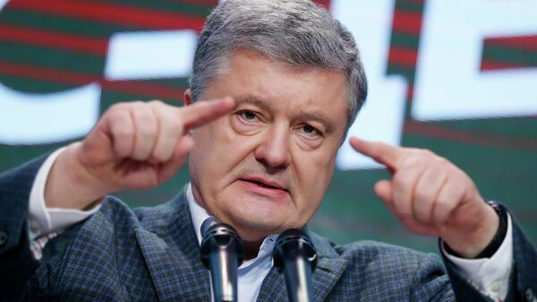 Действующий президент Украины Петр Порошенко выступает в предвыборном штабе в Киеве