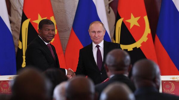 Президент РФ Владимир Путин и президент Анголы Жоау Лоуренсу на церемонии подписания совместных документов. 4 апреля 2019