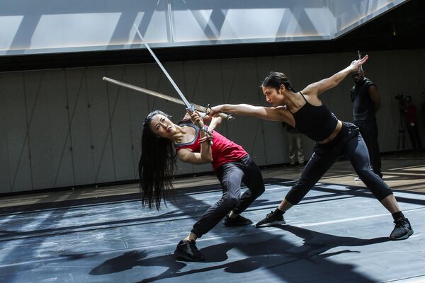 Танцоры Dragon Spring Phoniex Rise репетируют в культурном центре The Shed в Хадсон-Ярдс в Нью-Йорке