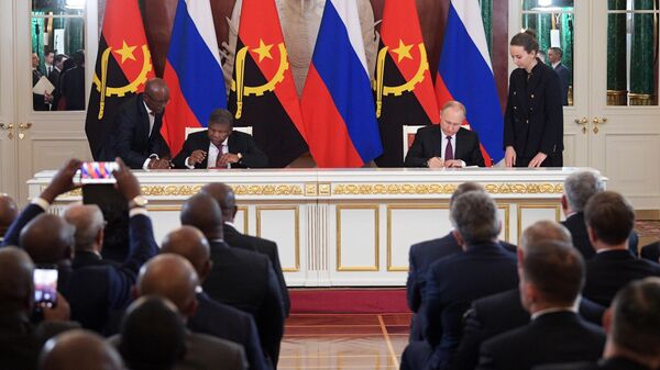 Президент РФ Владимир Путин и президент Анголы Жоау Лоуренсу на церемонии подписания совместных документов 