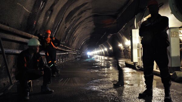Рабочие во время ремонта тоннеля