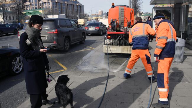 Мойка тротуара на Новинском бульваре в Москве