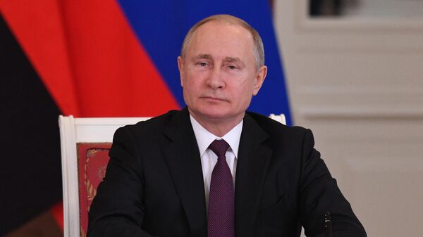 Президент РФ Владимир Путин на церемонии подписания совместных документов по итогам российско-ангольских переговоров. 4 апреля 2019