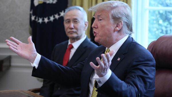 Президент США Дональд Трамп во время встречи с вице-премьером Китая Лю Хэ в Вашингтоне. 4 апреля 2019