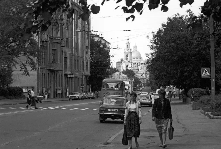 Улица Басманная в Москве. На заднем плане Богоявленский кафедральный собор в Елохове Улица Басманная в Москве. На заднем плане Богоявленский кафедральный собор в Елохове