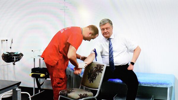 Президент Украины Петр Порошенко на экране монитора во время трансляции сдачи анализа крови на алкоголь и наркотики в антидопинговом центре НСК Олимпийский в Киеве. 5 апреля 2019