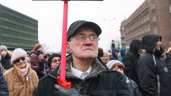 Участник митинга в поддержку мэра Риги Нила Ушакова на Ратушной площади