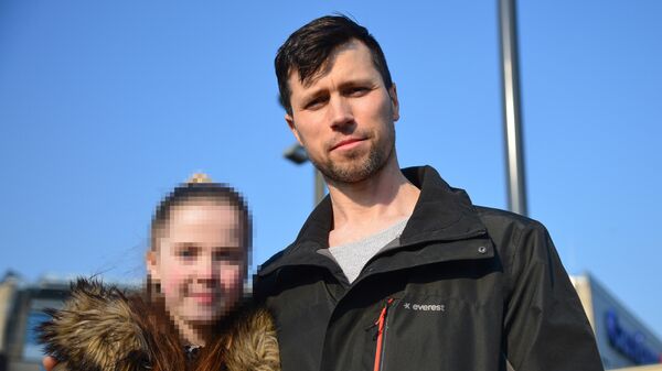 Россиянин Денис Лисов с дочерью Софией в Варшаве. 5 апреля 2019