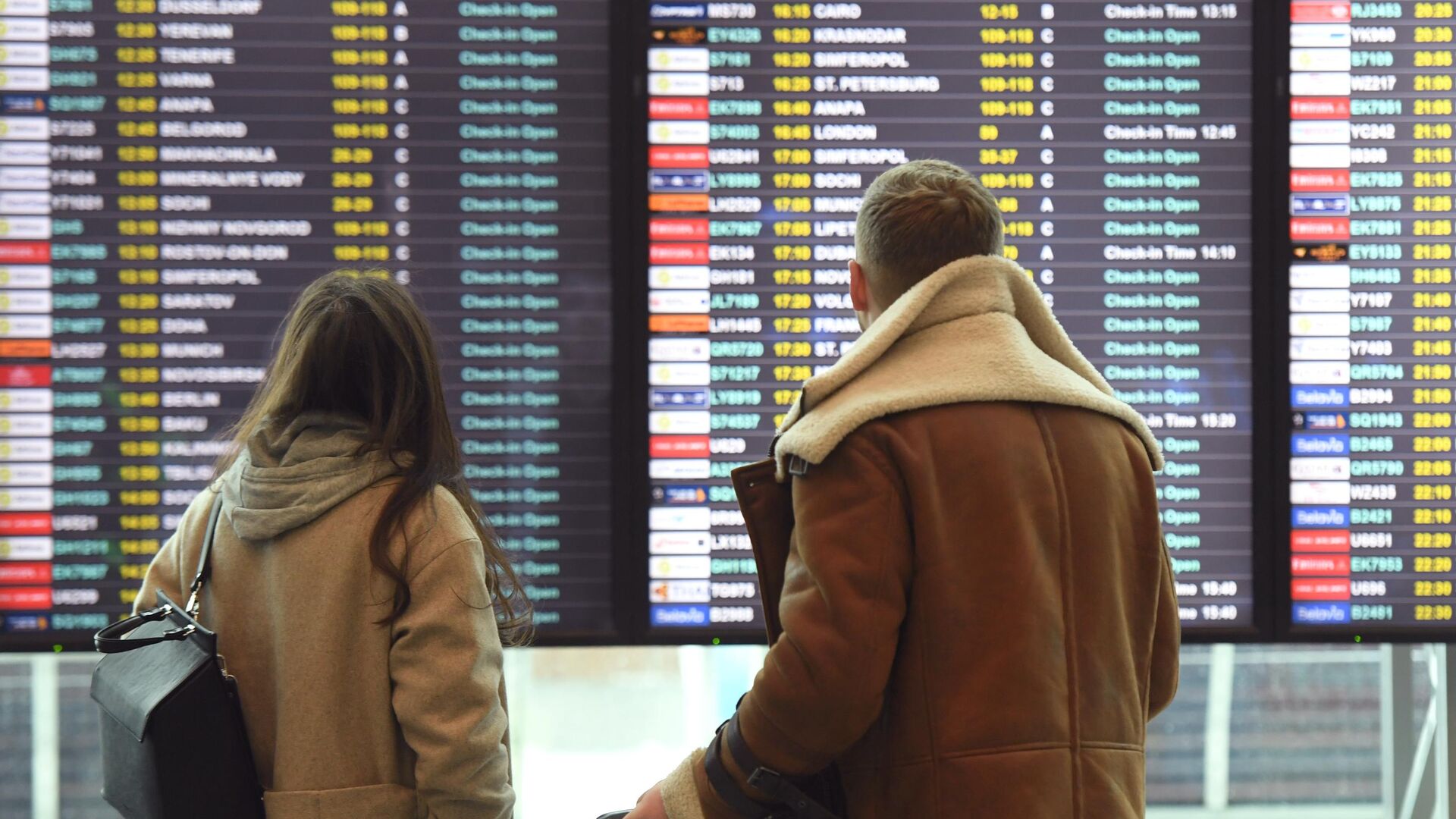 Пассажиры смотрят информационное табло в аэропорту Домодедово - РИА Новости, 1920, 02.11.2022