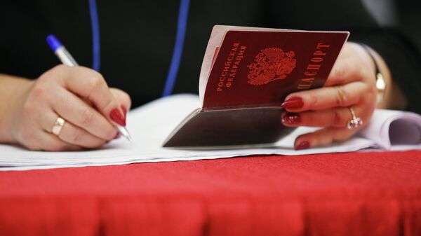 Женщина держит паспорт гражданина РФ 