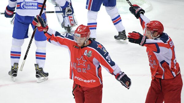 Хоккеисты ЦСКА Мэт Робинсон и Андрей Светлаков радуются заброшенной шайбе 
