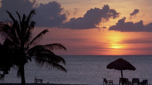Закат над пляжем Сьенфуэгоса. Республика Куба.