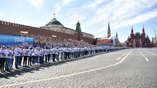 Участники акции Бессмертный полк на Красной площади в Москве