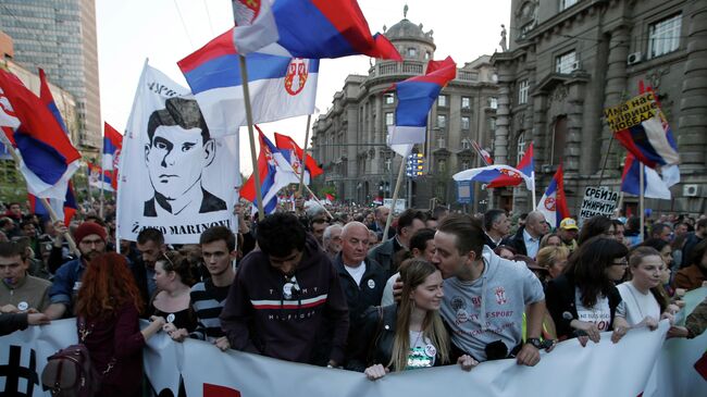 Участники массового протеста против президента Сербии Александра Вучича Белград