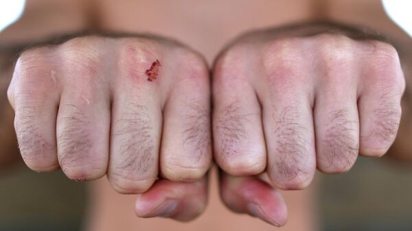Кулаки Артема Лобова в фотосессии перед дебютом в боях без перчаток