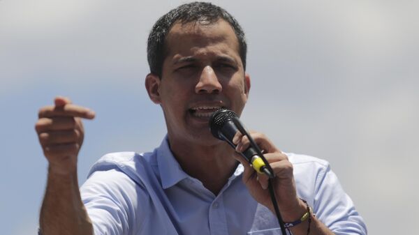 Лидер оппозиции Хуан Гуаидо, провозгласивший себя временным президентом страны, во время акции оппозиции в Каракасе. 6 апреля 2019