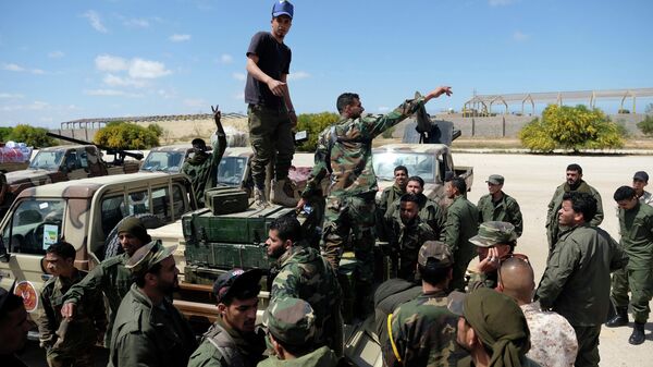 Военнослужащие Ливийской национальной армии под командованием Халифы Хафтара отправляются из Бенгази, чтобы усилить войска, наступающие на Триполи. 7 апреля 2019 