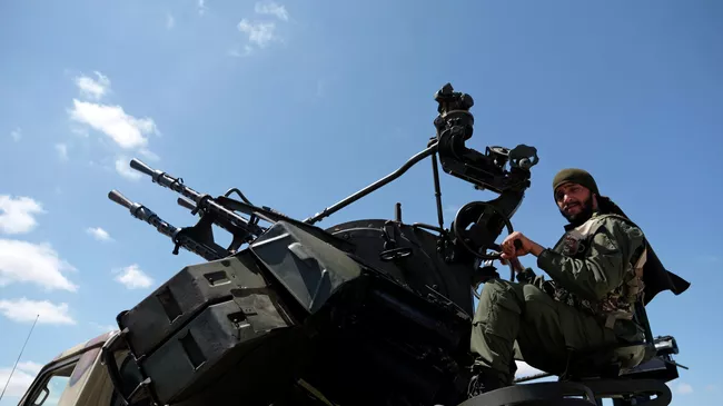 Военнослужащий Ливийской национальной армии под командованием Халифы Хафтара