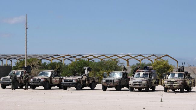 Военнослужащие Ливийской национальной армии под командованием Халифы Хафтара отправляются из Бенгази, чтобы усилить войска, наступающие на Триполи