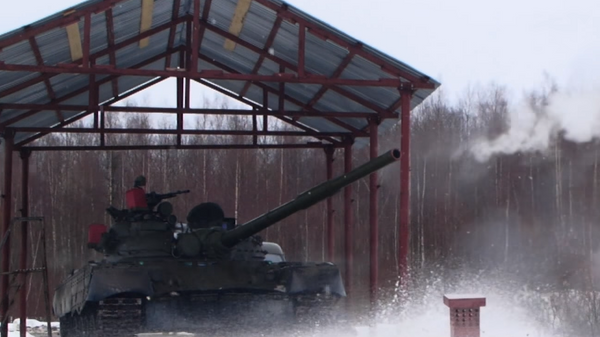 
Стреляющий дровами танк Т-80 попал на видео