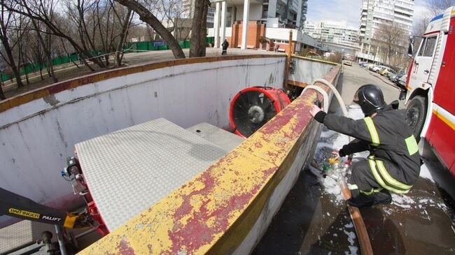 Тушение пожара в подземном гараже на Ленинградском проспекте в Москве. 7 апреля 2019