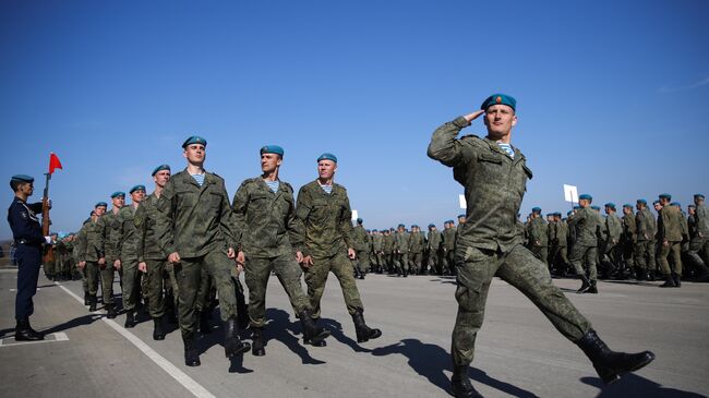 Военнослужащие во время открытия международного конкурса полевой выучки среди воинских подразделений ВДВ Десантный взвод