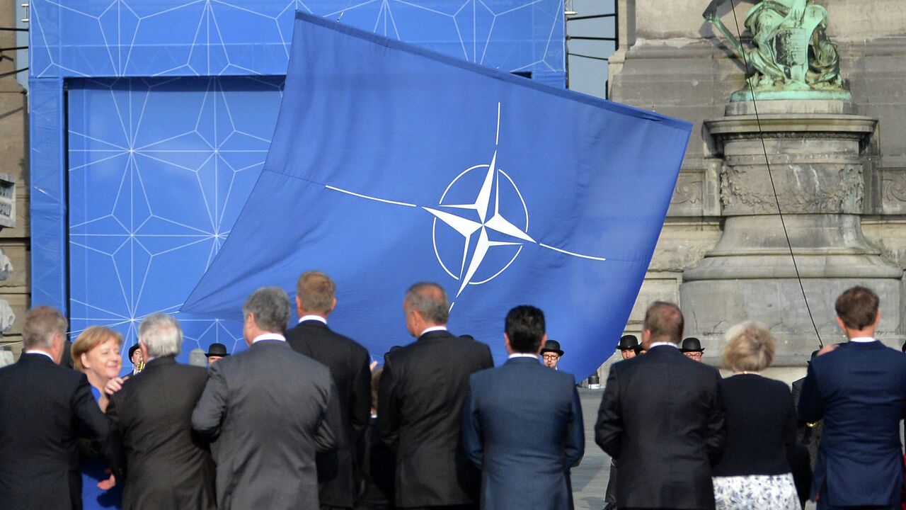 НАТО вышлет восемь российских дипломатов, сообщили СМИ