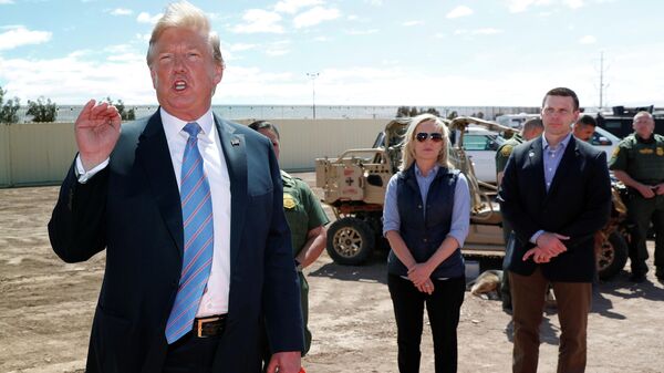 Президент США Дональд Трамп, министр внутренней безопасности США Кирстен Нильсен и глава Таможенно-пограничной службы Кевин Макалинан на границе Мексики и США в Калифорнии. 5 апреля 2019