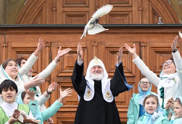 Патриарх Московский и всея Руси Кирилл и дети выпускают голубей после богослужения в праздник Благовещения Пресвятой Богородицы в Благовещенском соборе Московского Кремля