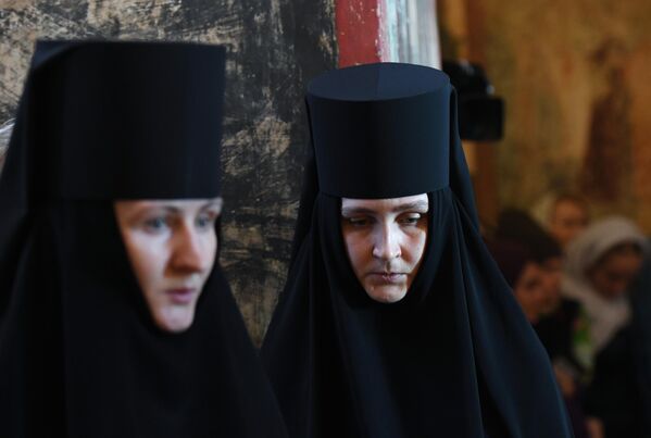Монахини во время Божественной литургии в праздник Благовещения Пресвятой Богородицы в Благовещенском соборе Московского Кремля