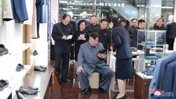 Лидер КНДР Ким Чен Ын в универмаге Тэсон. 8 апреля 2019