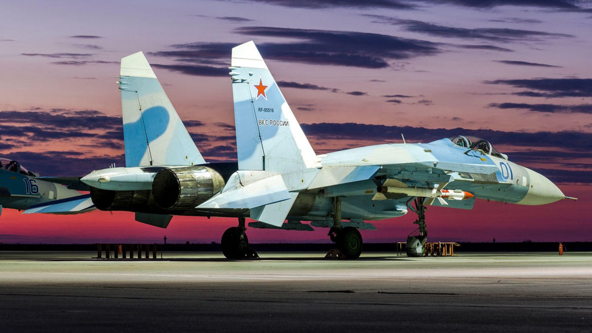 Истребитель Су-27 на закате в дни летно-тактического учения в Астраханской области - РИА Новости, 1920, 25.01.2020