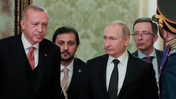 Президент РФ Владимир Путин и президент Турции Реджеп Тайип Эрдоган перед началом восьмого заседания российско-турецкого Совета сотрудничества высшего уровня. 8 апреля 2019
