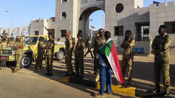 Военные у здания министерства обороны Судана в Хартуме. Архивное фото