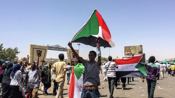 Митинг перед зданием генштаба в столице Судана Хартуме. 8 апреля 2019