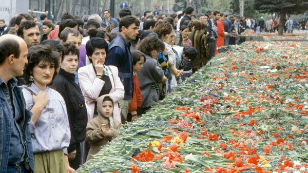 Возложение цветов перед Домом правительства Грузинской ССР в память о погибших в ночь с 8 на 9 апреля 1989 года во время антисоветского митинга в Тбилиси, руководимого 3виадом Гамсахурдиа, Мерабом Костава, Ираклием Церетели, Георгием Чантури