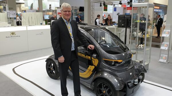 Армин Мюллер на фоне своего автономного электроавтомобиля