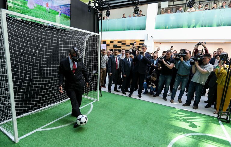 Президент Республики Татарстан Рустам Минниханов на площадке виртуального футбола Президент Республики Татарстан Рустам Минниханов на площадке виртуального футбола