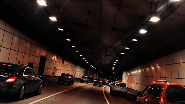 Автомобили едут по тоннелю